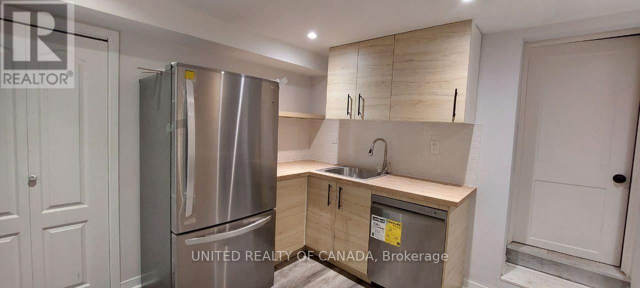Lower - 126 Weldrick Rd Road W, Richmond Hill, Ontario  L4C 3V1 - Photo 6 - N12438961