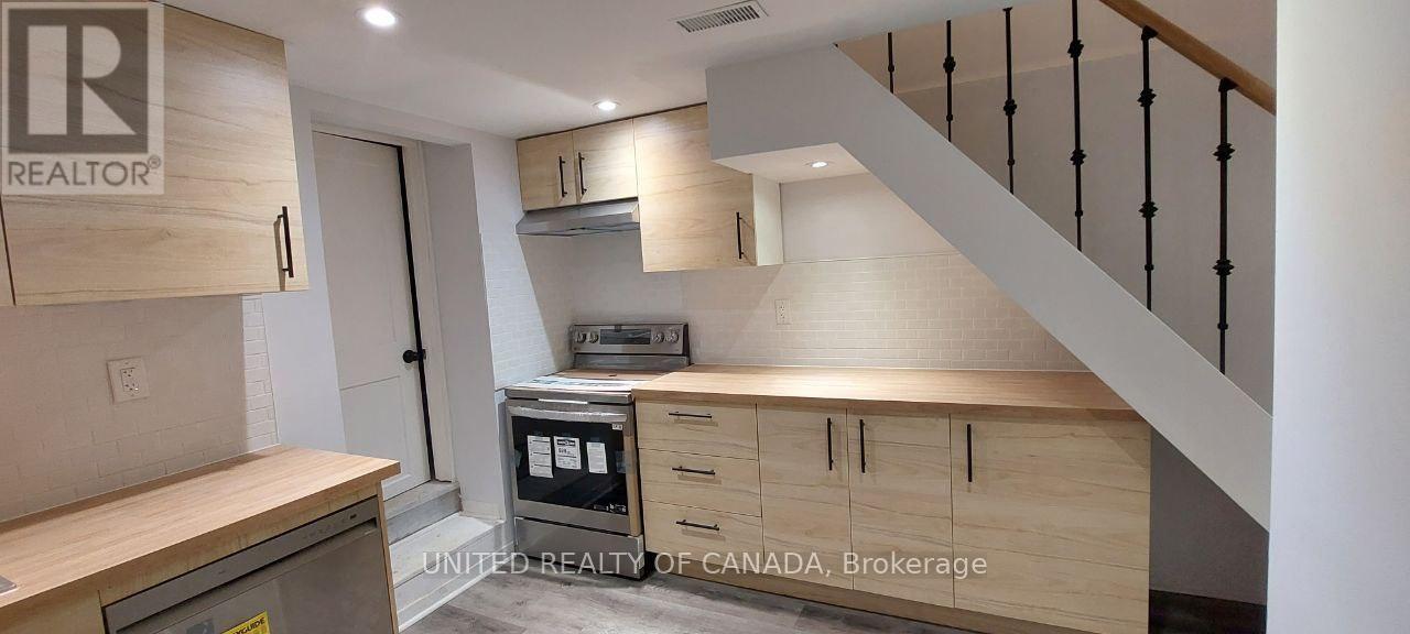 Lower - 126 Weldrick Rd Road W, Richmond Hill, Ontario  L4C 3V1 - Photo 7 - N12438961