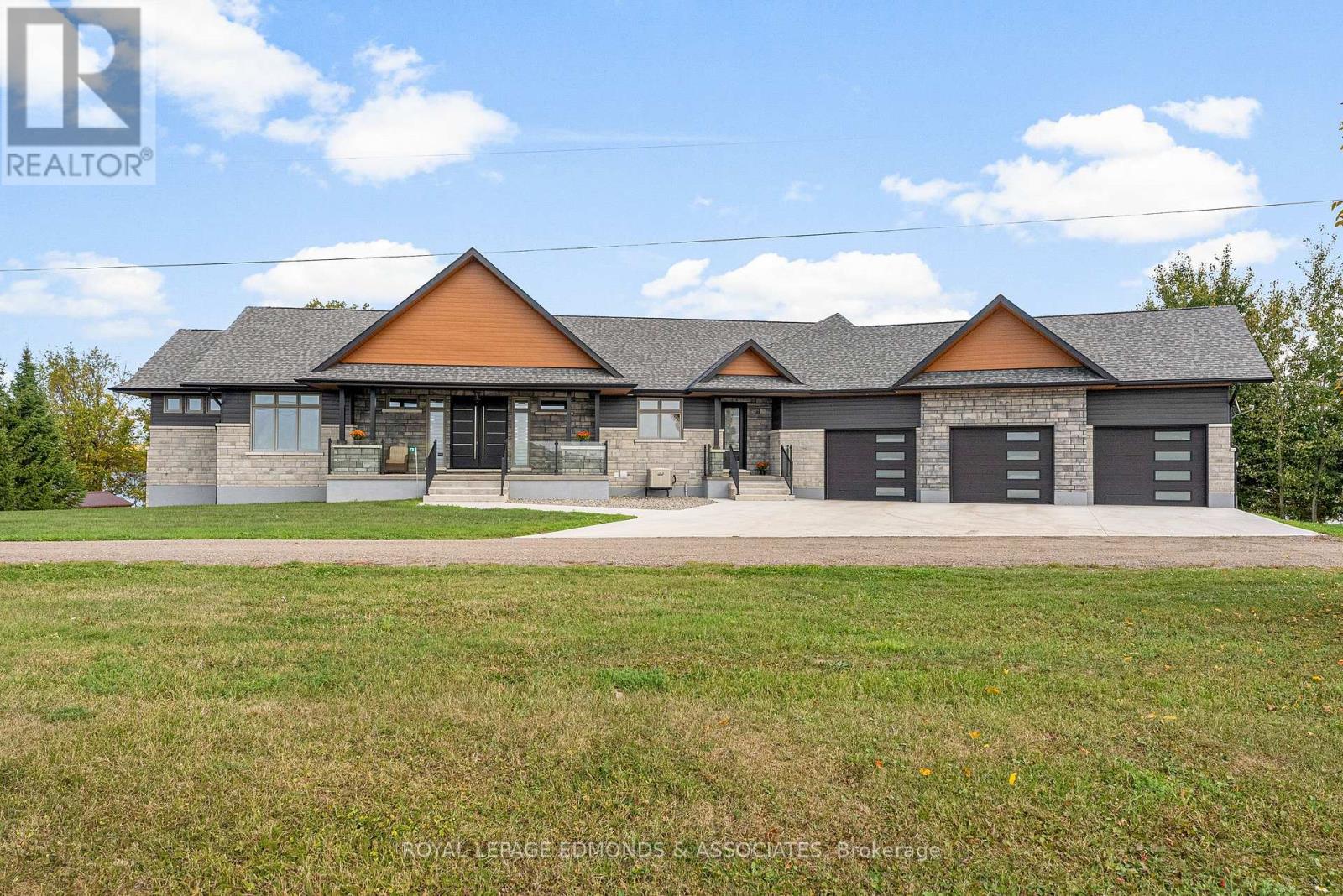 231 Finnerty Road, Whitewater Region, Ontario  K0J 1K0 - Photo 3 - X12439852