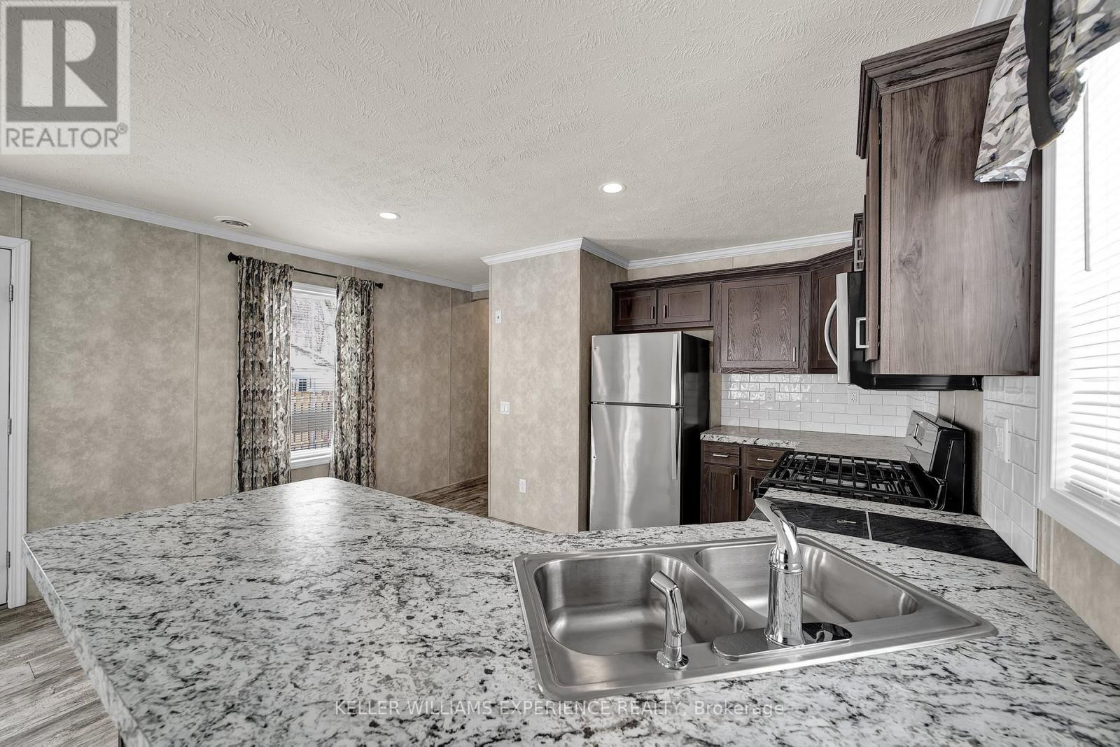 40 Shamrock Crescent, Essa, Ontario  L3W 0A5 - Photo 10 - N12439712