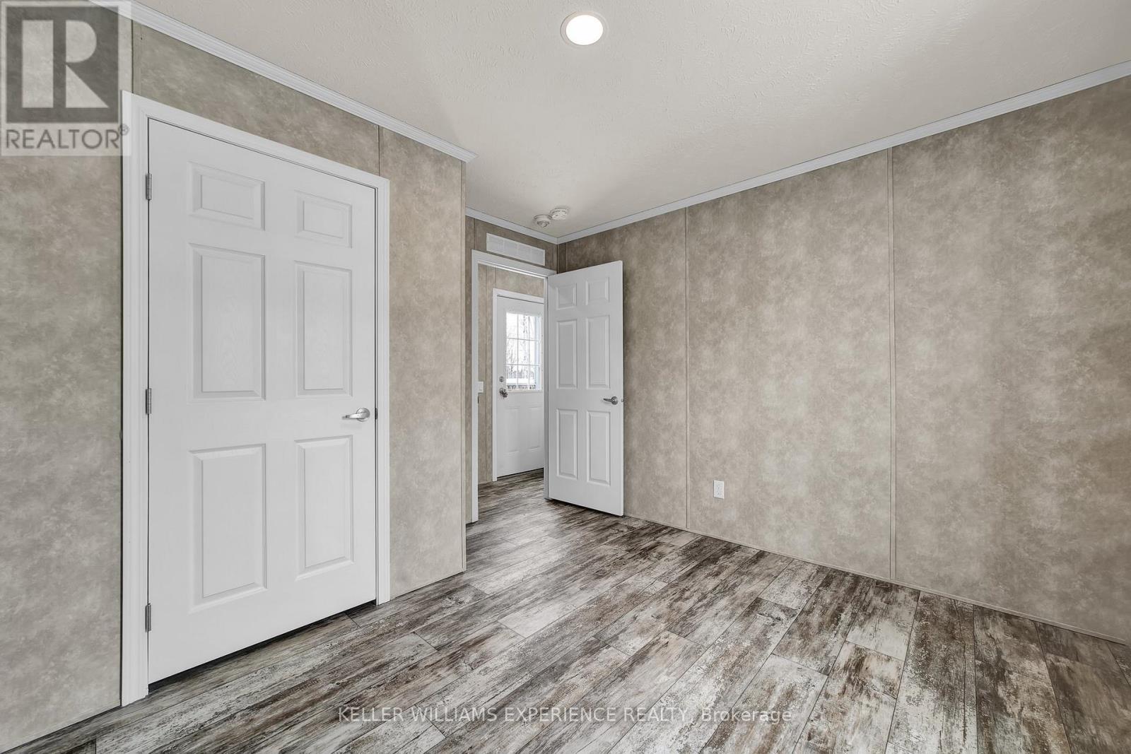 40 Shamrock Crescent, Essa, Ontario  L3W 0A5 - Photo 13 - N12439712
