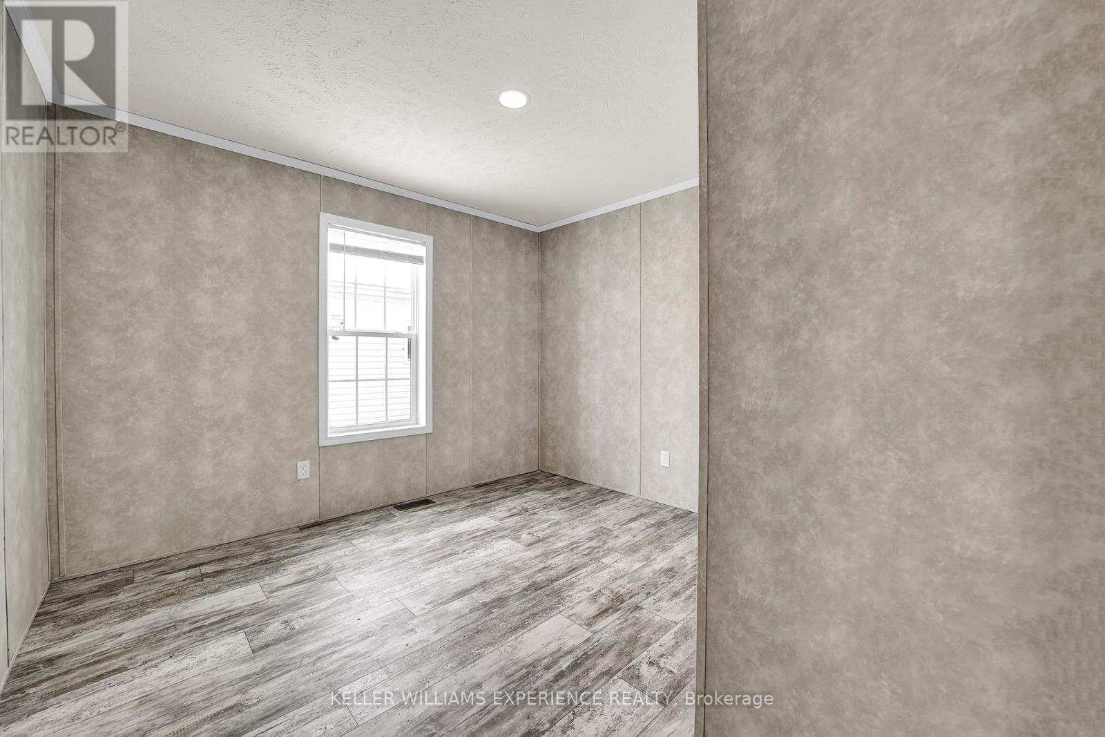 40 Shamrock Crescent, Essa, Ontario  L3W 0A5 - Photo 14 - N12439712