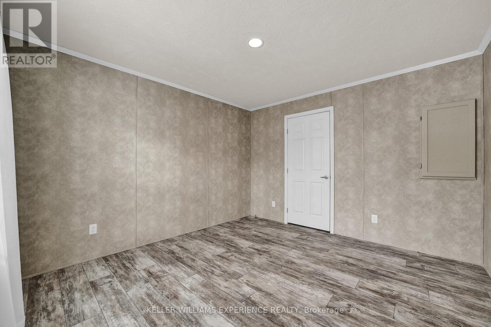 40 Shamrock Crescent, Essa, Ontario  L3W 0A5 - Photo 15 - N12439712