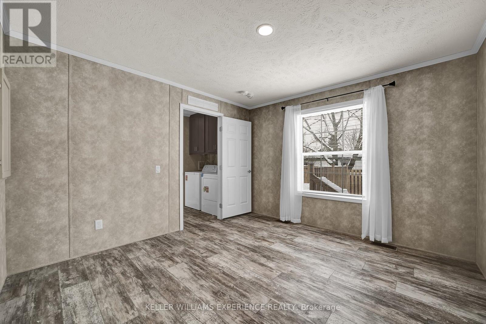 40 Shamrock Crescent, Essa, Ontario  L3W 0A5 - Photo 16 - N12439712