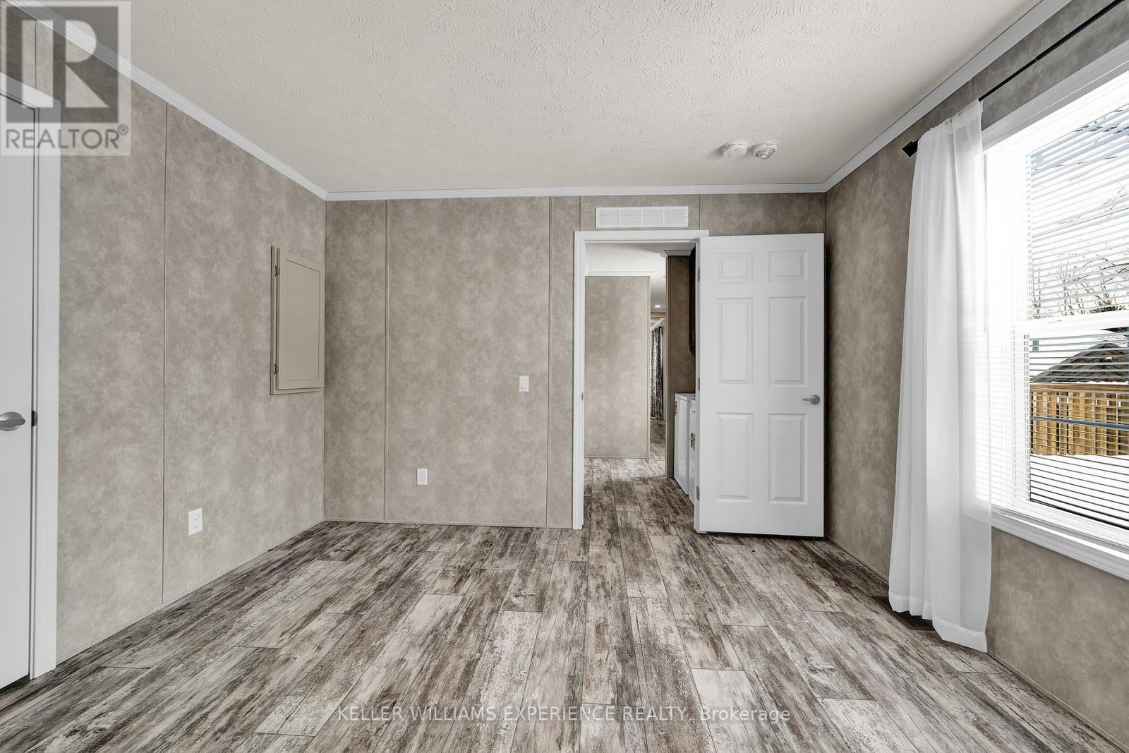 40 Shamrock Crescent, Essa, Ontario  L3W 0A5 - Photo 17 - N12439712