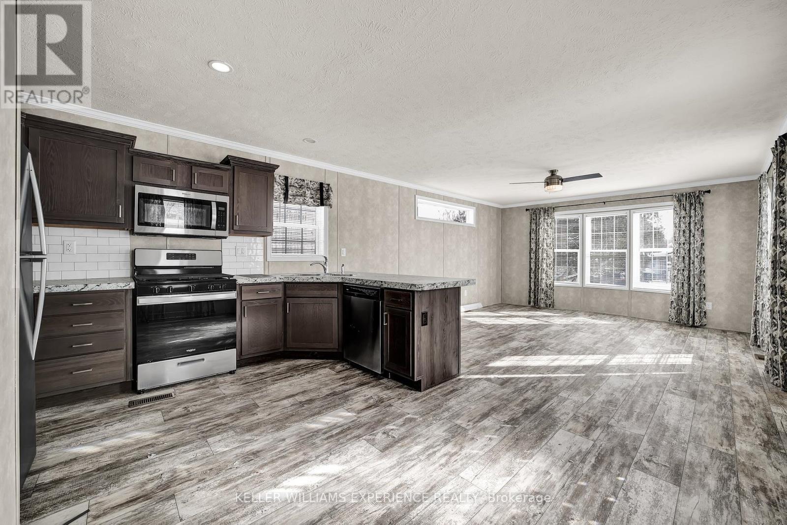 40 Shamrock Crescent, Essa, Ontario  L3W 0A5 - Photo 8 - N12439712