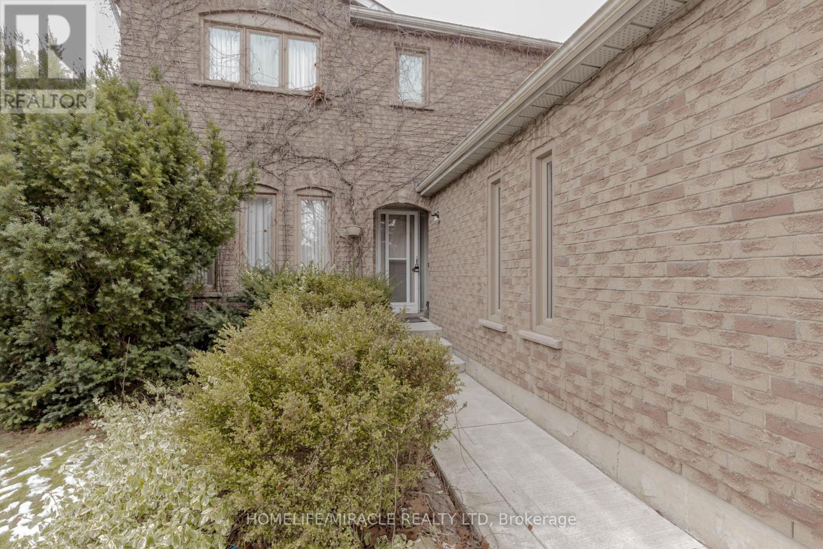 2999 Valcourt Crescent, Mississauga, Ontario  L5L 5J4 - Photo 3 - W12438551