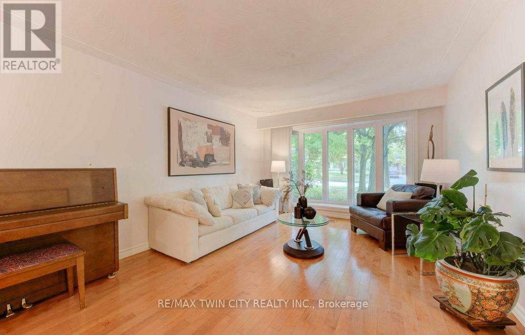 299 Hiawatha Drive, Waterloo, Ontario  N2L 2V9 - Photo 9 - X12424257