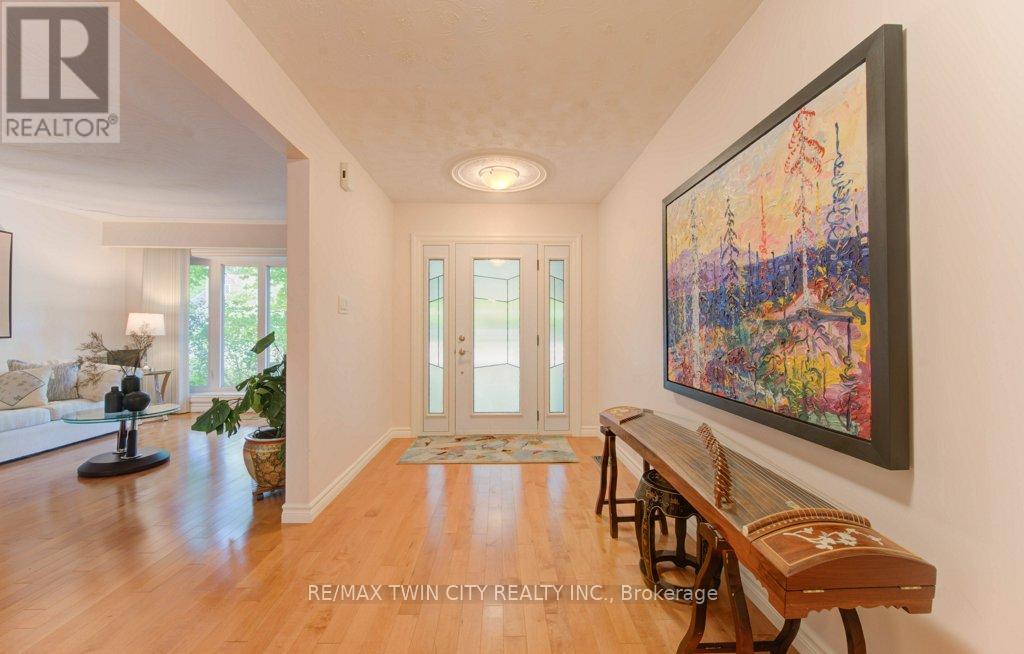 299 Hiawatha Drive, Waterloo, Ontario  N2L 2V9 - Photo 5 - X12424257