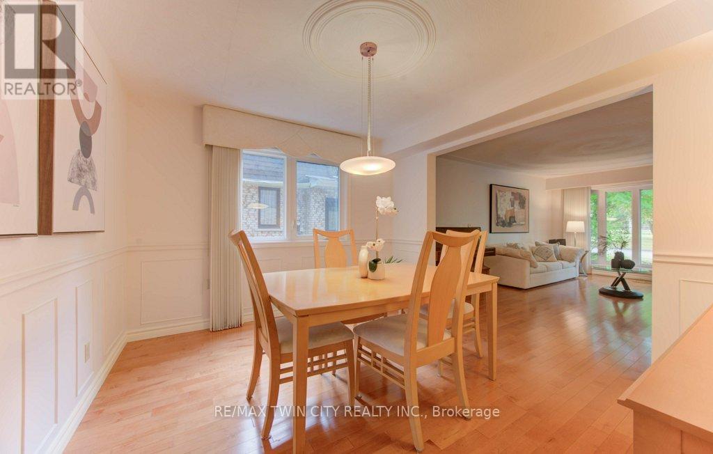 299 Hiawatha Drive, Waterloo, Ontario  N2L 2V9 - Photo 7 - X12424257