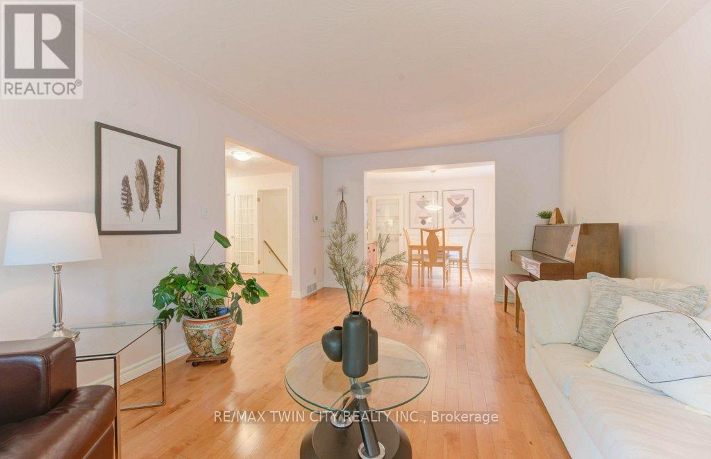 299 Hiawatha Drive, Waterloo, Ontario  N2L 2V9 - Photo 10 - X12424257