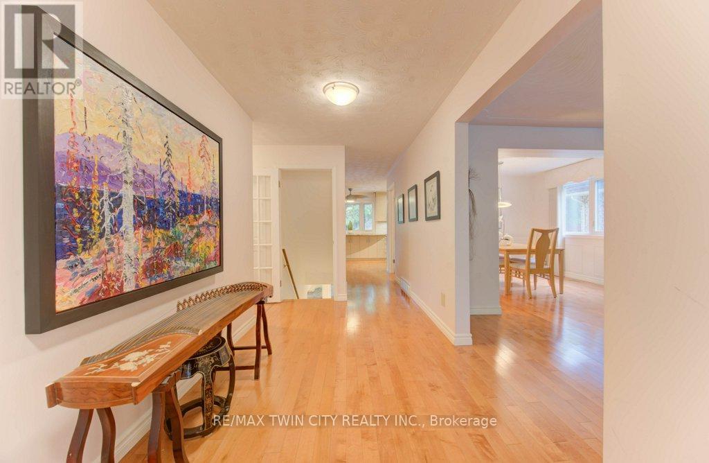 299 Hiawatha Drive, Waterloo, Ontario  N2L 2V9 - Photo 6 - X12424257