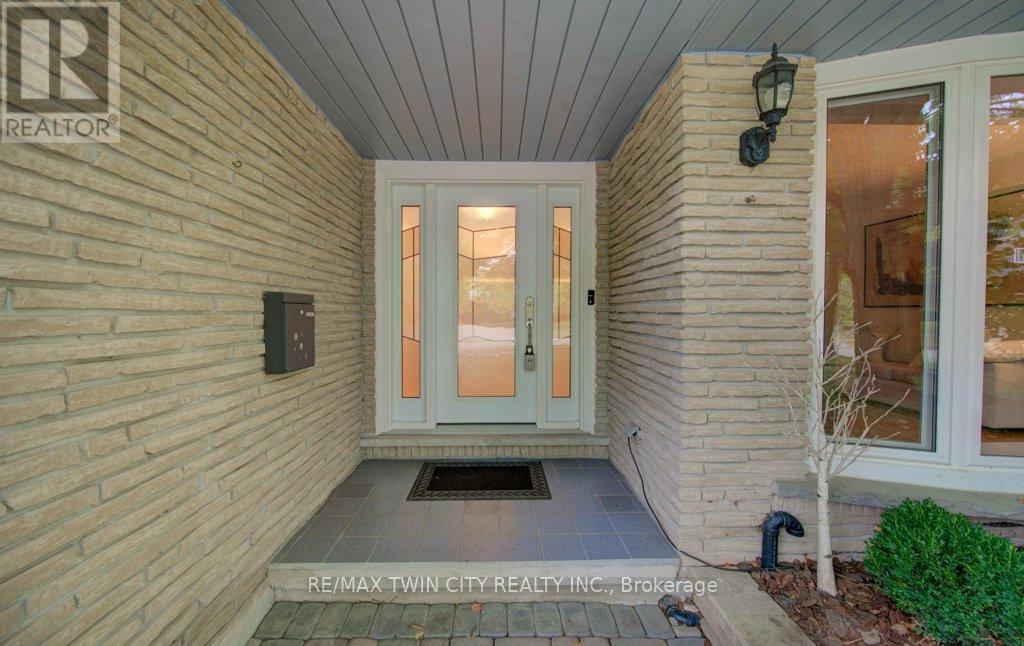 299 Hiawatha Drive, Waterloo, Ontario  N2L 2V9 - Photo 4 - X12424257
