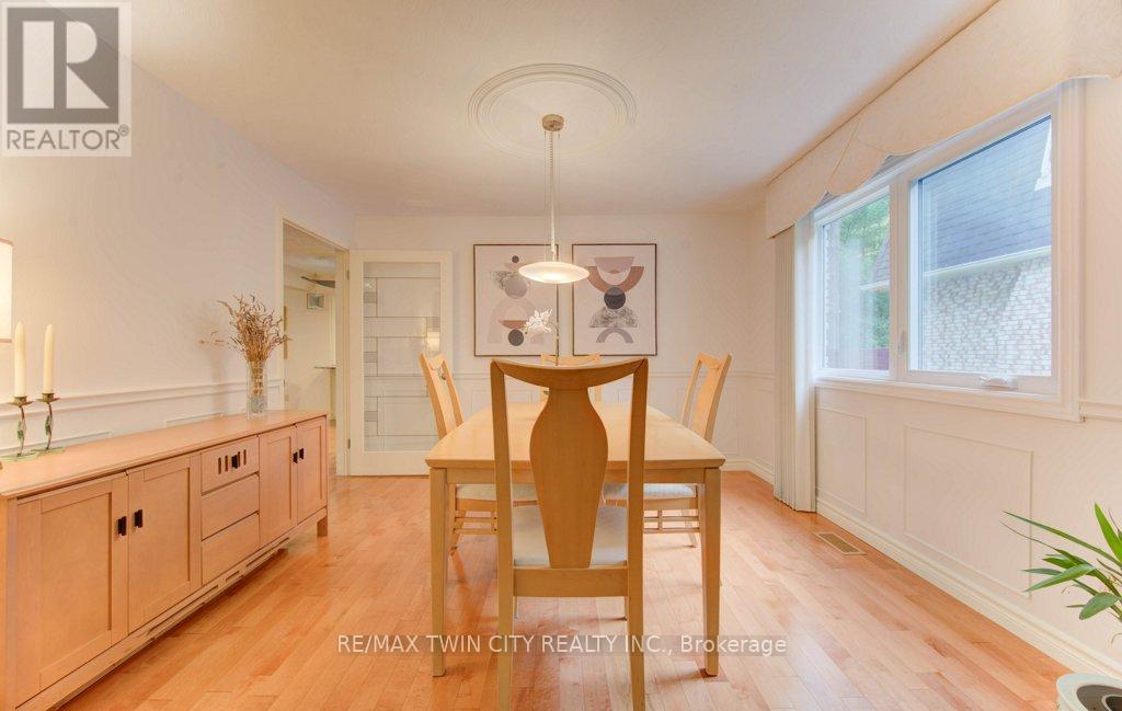 299 Hiawatha Drive, Waterloo, Ontario  N2L 2V9 - Photo 8 - X12424257