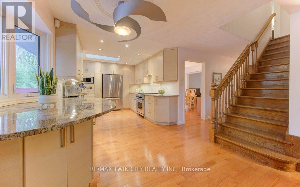 299 Hiawatha Drive, Waterloo, Ontario  N2L 2V9 - Photo 11 - X12424257