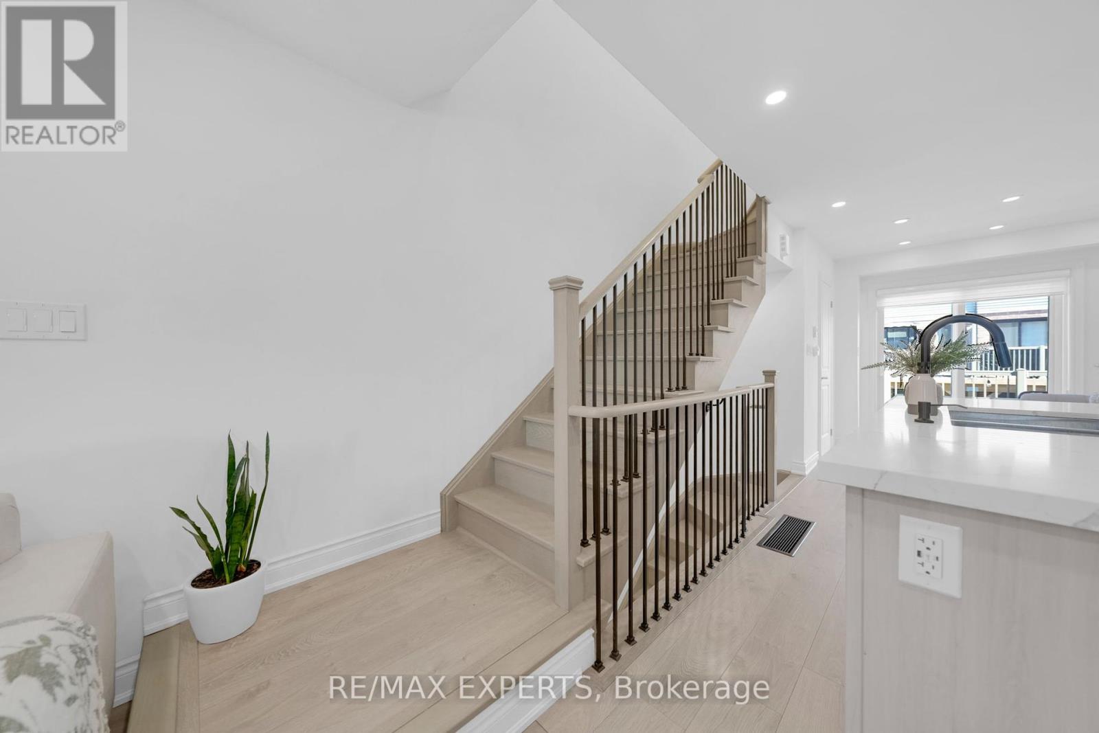 6 Pumpkin Corner Crescent, Barrie, Ontario  L9J 0T6 - Photo 14 - S12439704