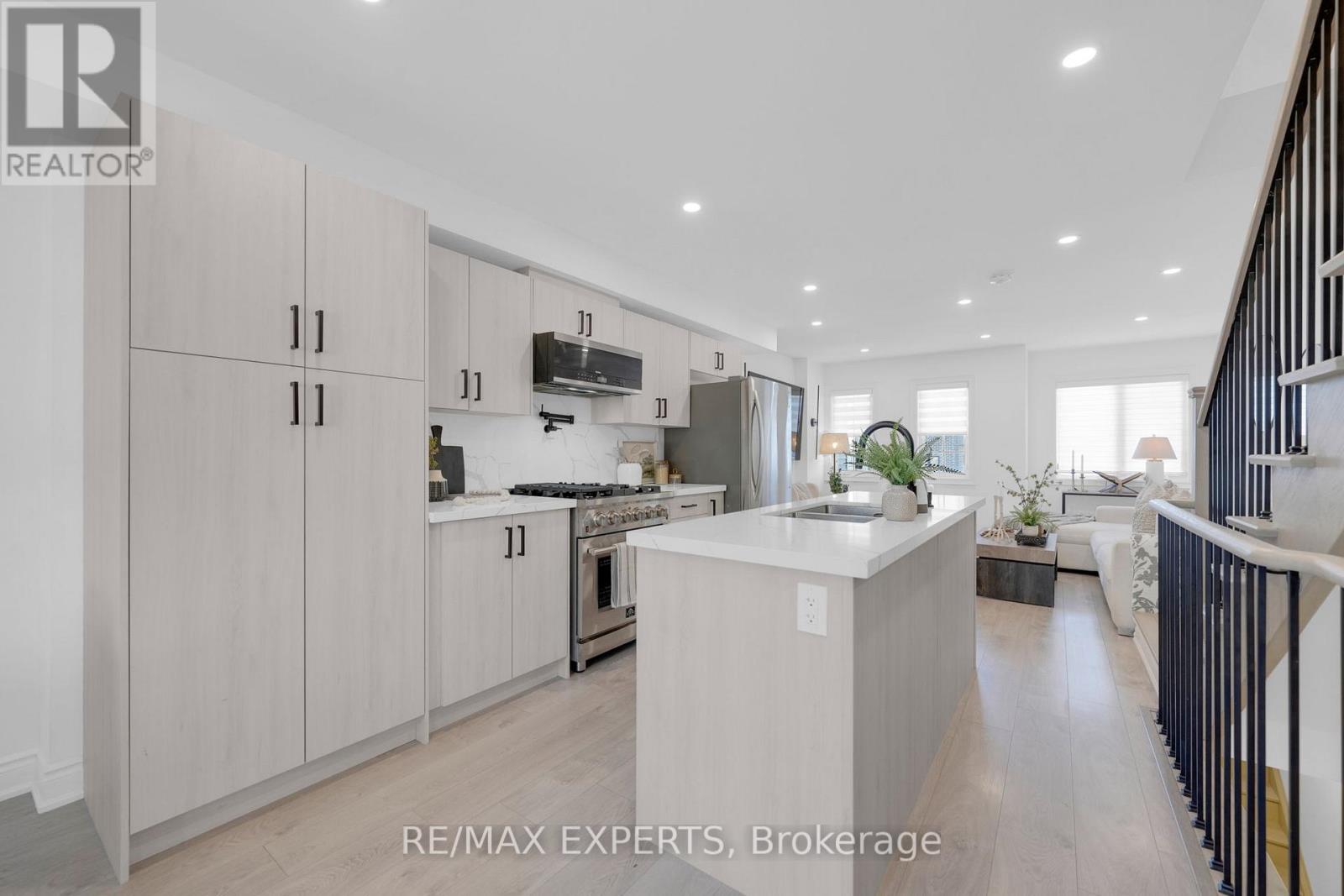 6 Pumpkin Corner Crescent, Barrie, Ontario  L9J 0T6 - Photo 4 - S12439704