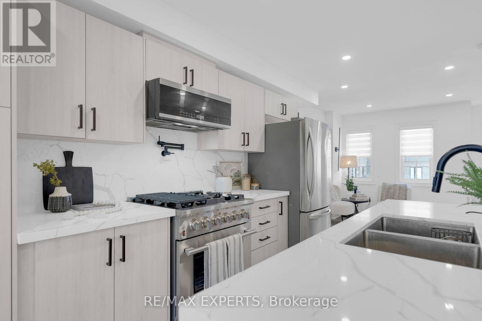 6 Pumpkin Corner Crescent, Barrie, Ontario  L9J 0T6 - Photo 7 - S12439704