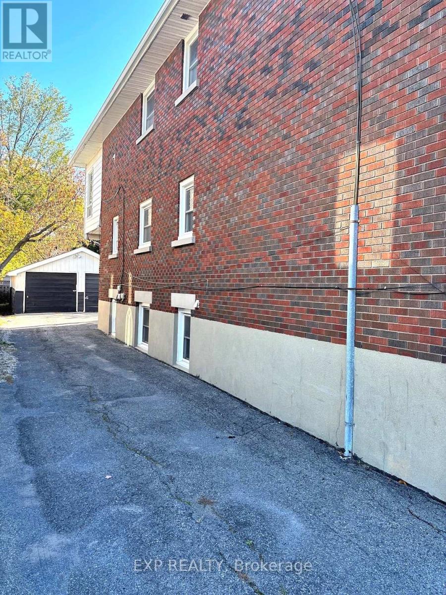 527 Laderoute Avenue, Ottawa, Ontario  K1Z 5V9 - Photo 3 - X12415152