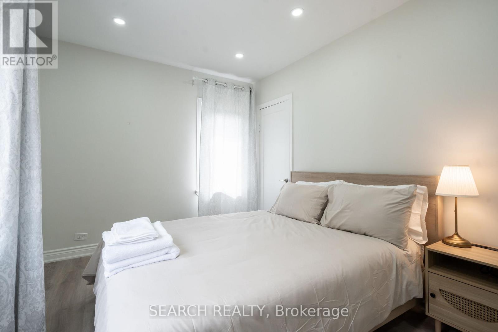 1079 Deta Road, Mississauga, Ontario  L5E 2R6 - Photo 11 - W12439738