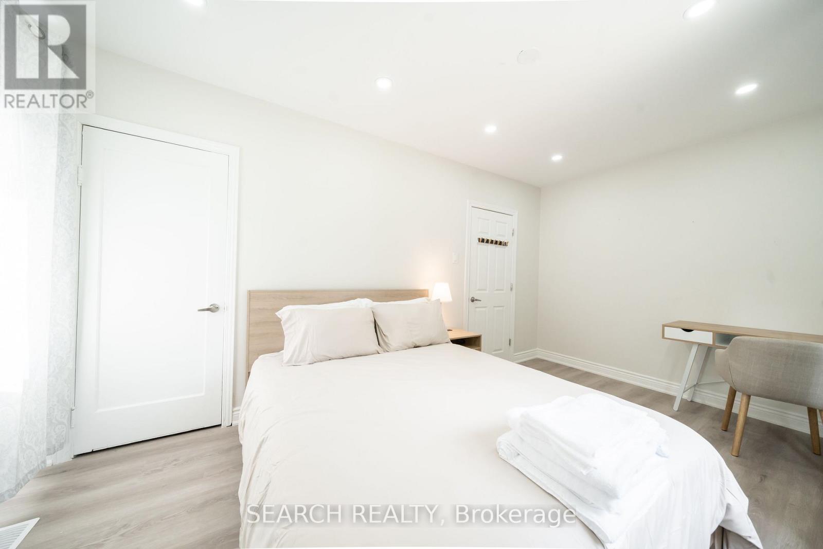 1079 Deta Road, Mississauga, Ontario  L5E 2R6 - Photo 12 - W12439738
