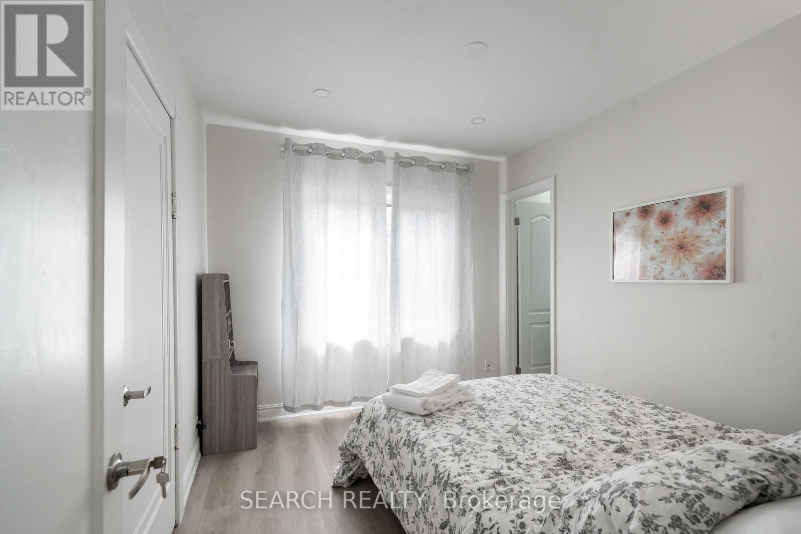 1079 Deta Road, Mississauga, Ontario  L5E 2R6 - Photo 13 - W12439738