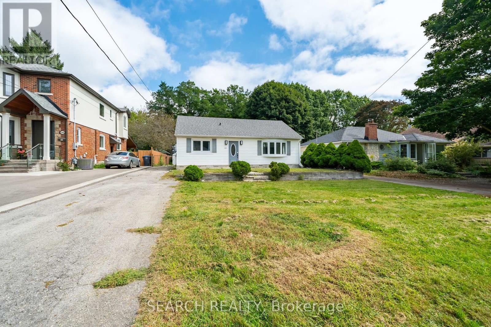 1079 Deta Road, Mississauga, Ontario  L5E 2R6 - Photo 2 - W12439738