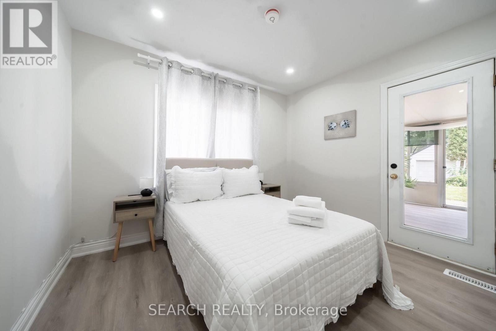 1079 Deta Road, Mississauga, Ontario  L5E 2R6 - Photo 20 - W12439738