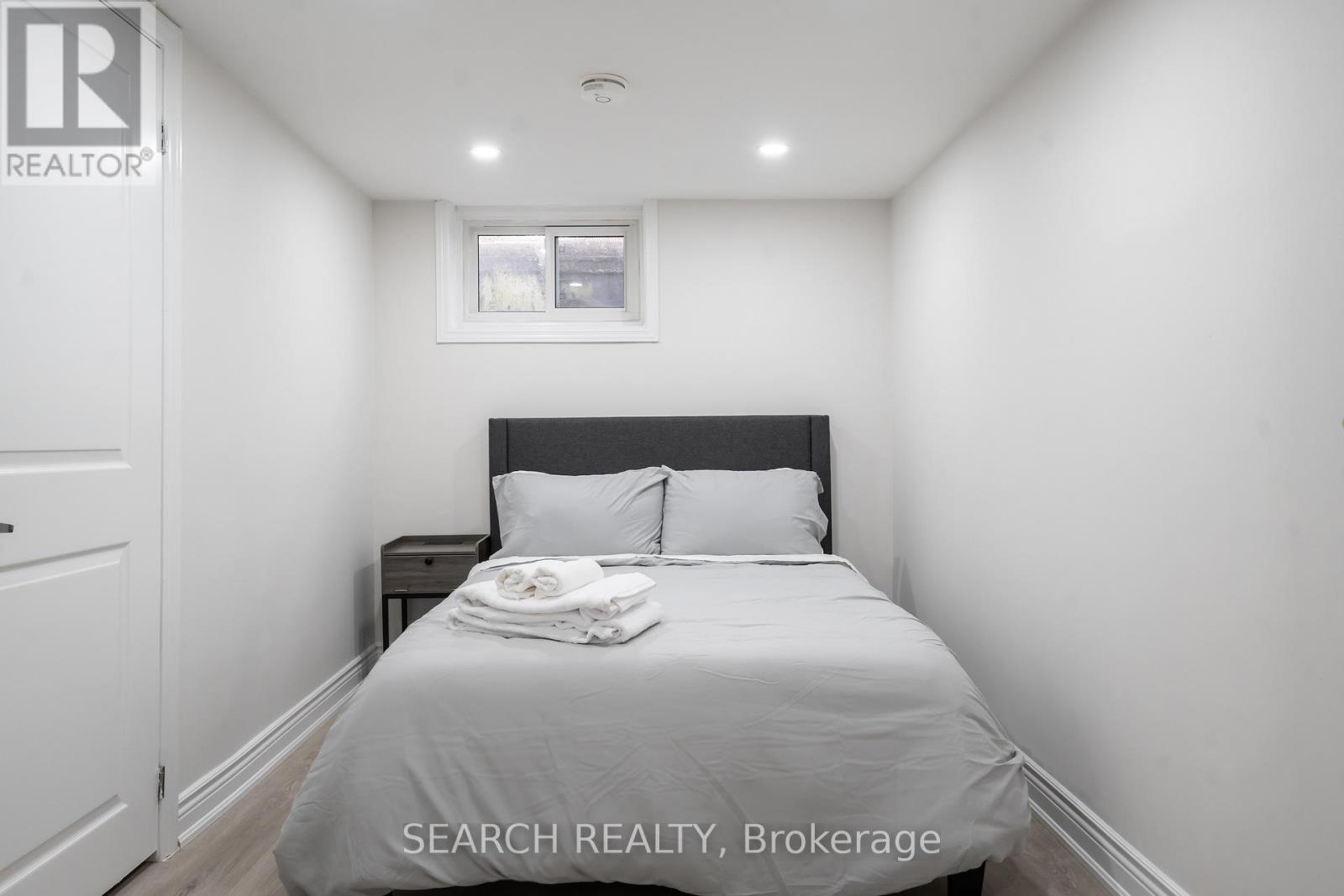 1079 Deta Road, Mississauga, Ontario  L5E 2R6 - Photo 29 - W12439738