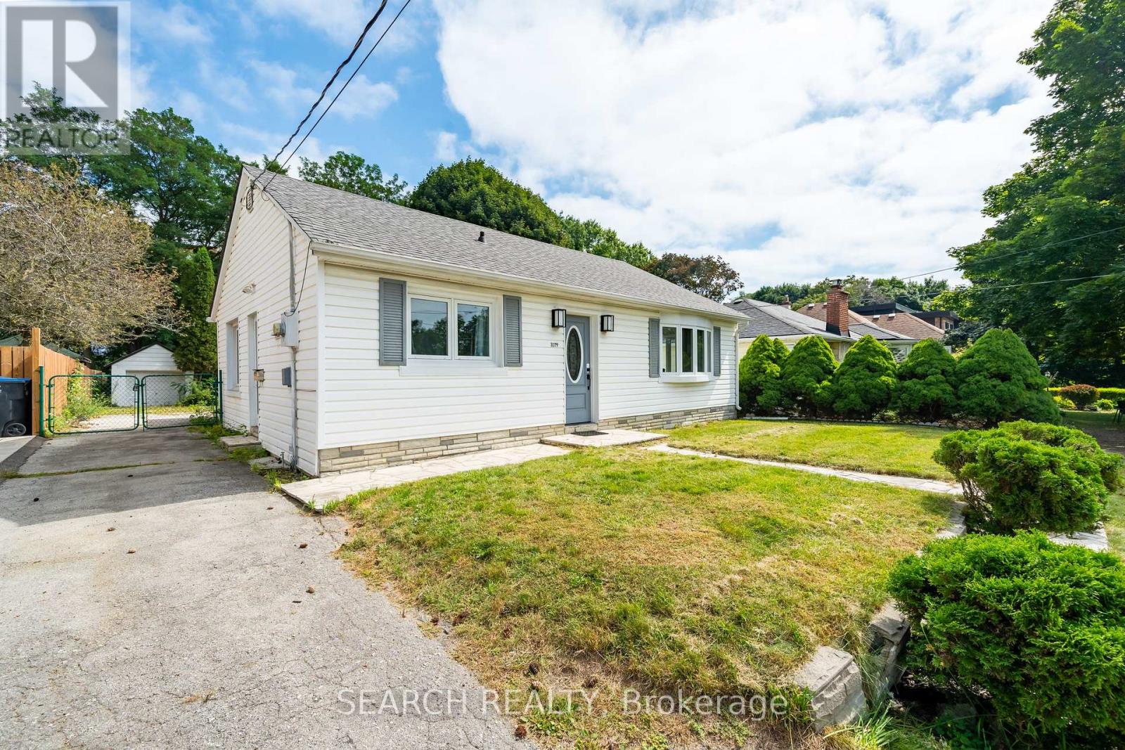 1079 Deta Road, Mississauga, Ontario  L5E 2R6 - Photo 3 - W12439738