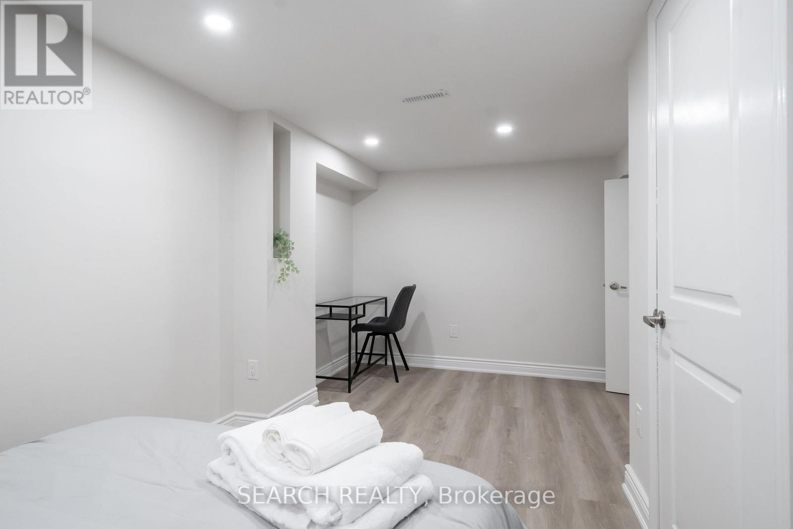 1079 Deta Road, Mississauga, Ontario  L5E 2R6 - Photo 30 - W12439738