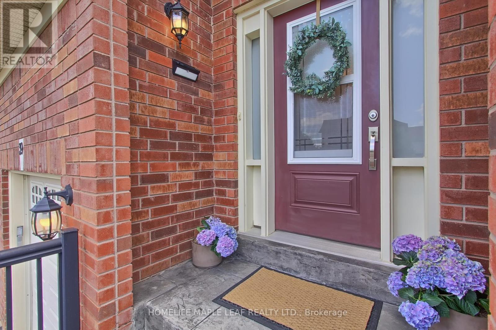 39 Segwun Road, Hamilton, Ontario  L8B 0K2 - Photo 2 - X12439681