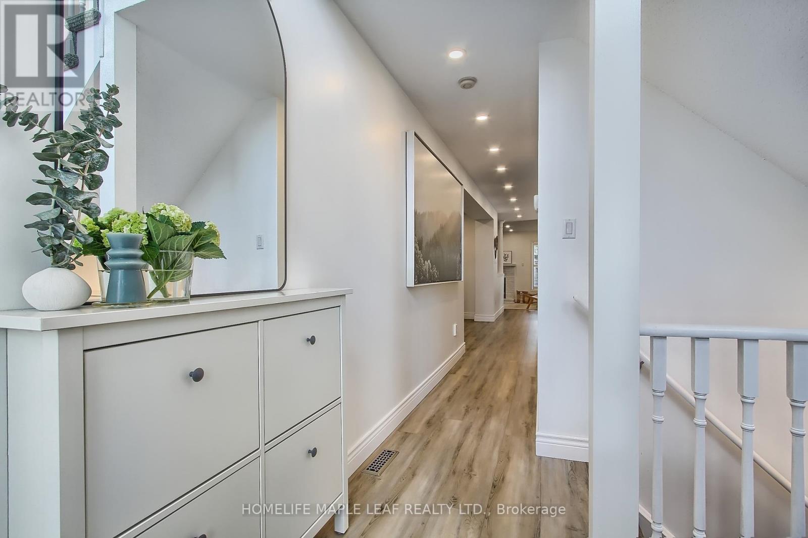39 Segwun Road, Hamilton, Ontario  L8B 0K2 - Photo 5 - X12439681