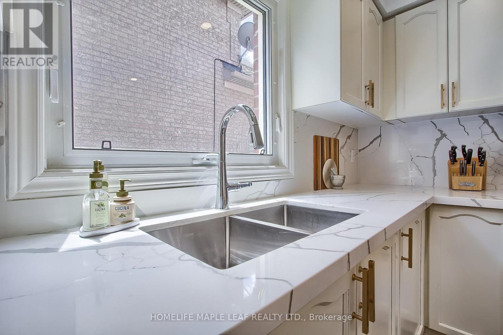 39 Segwun Road, Hamilton, Ontario  L8B 0K2 - Photo 8 - X12439681