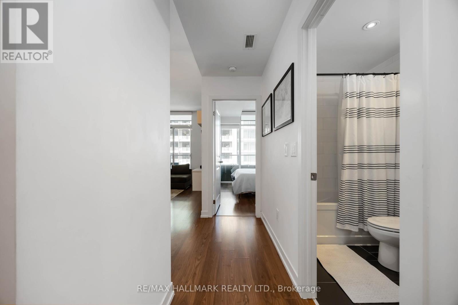 902 - 105 George Street, Toronto, Ontario  M5A 2N4 - Photo 7 - C12439792