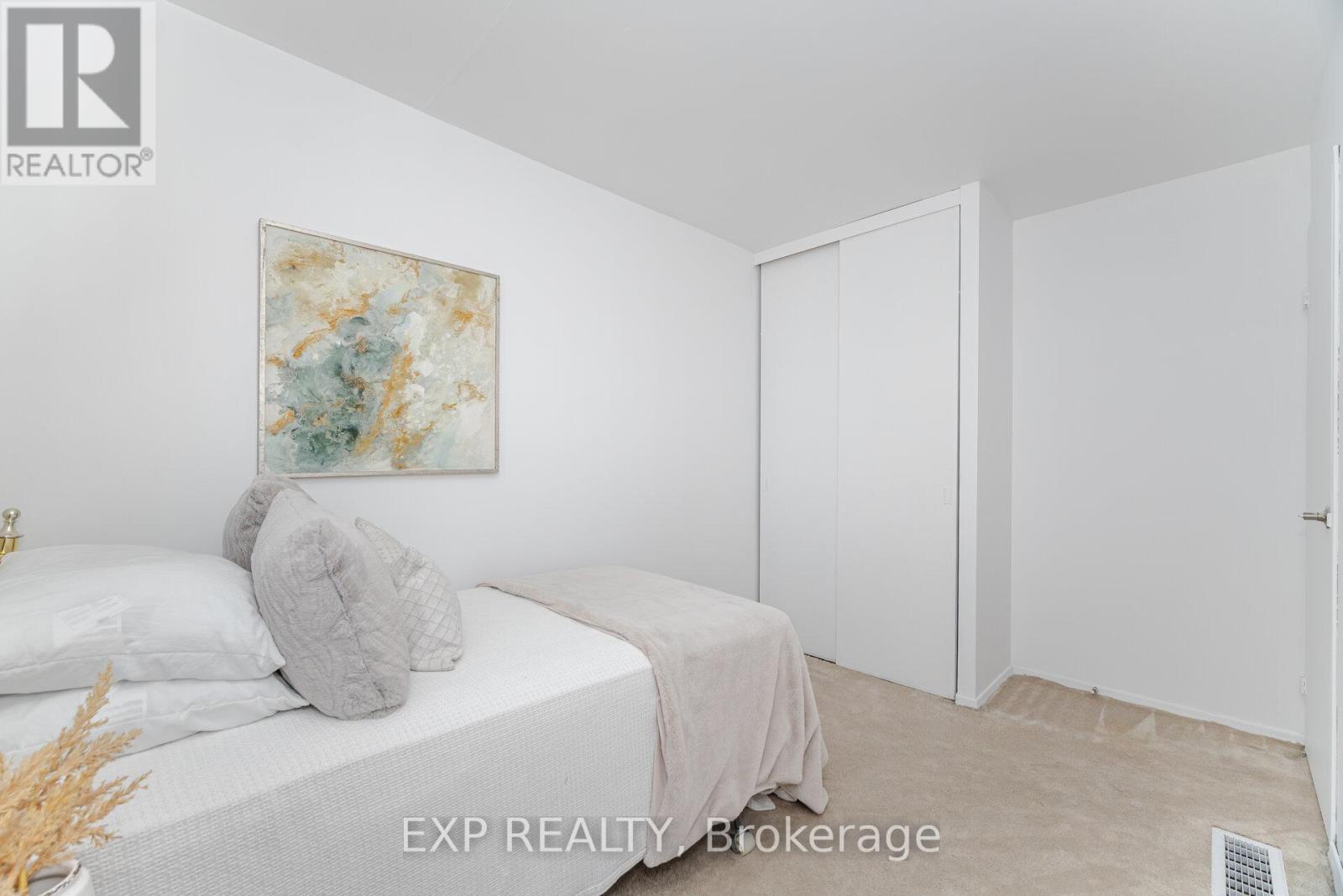 125 Hollyberry Trail, Toronto, Ontario  M2H 2P2 - Photo 13 - C12439827