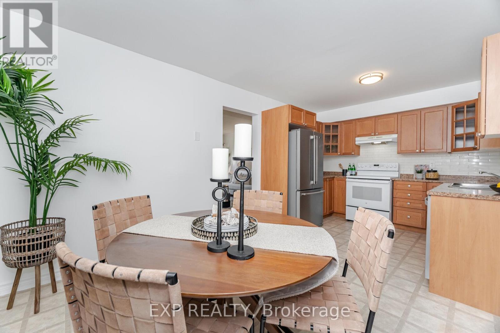 125 Hollyberry Trail, Toronto, Ontario  M2H 2P2 - Photo 4 - C12439827