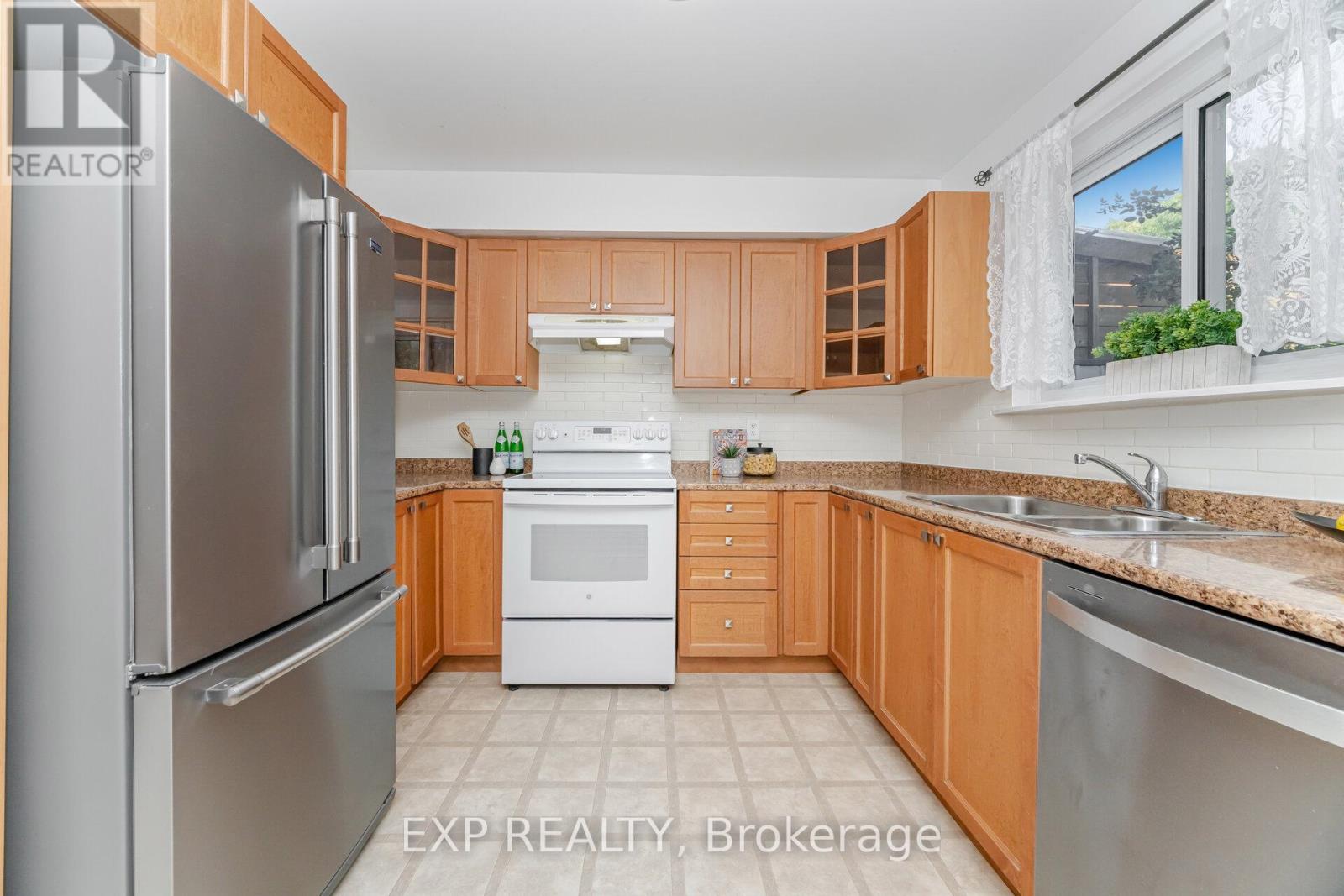 125 Hollyberry Trail, Toronto, Ontario  M2H 2P2 - Photo 5 - C12439827
