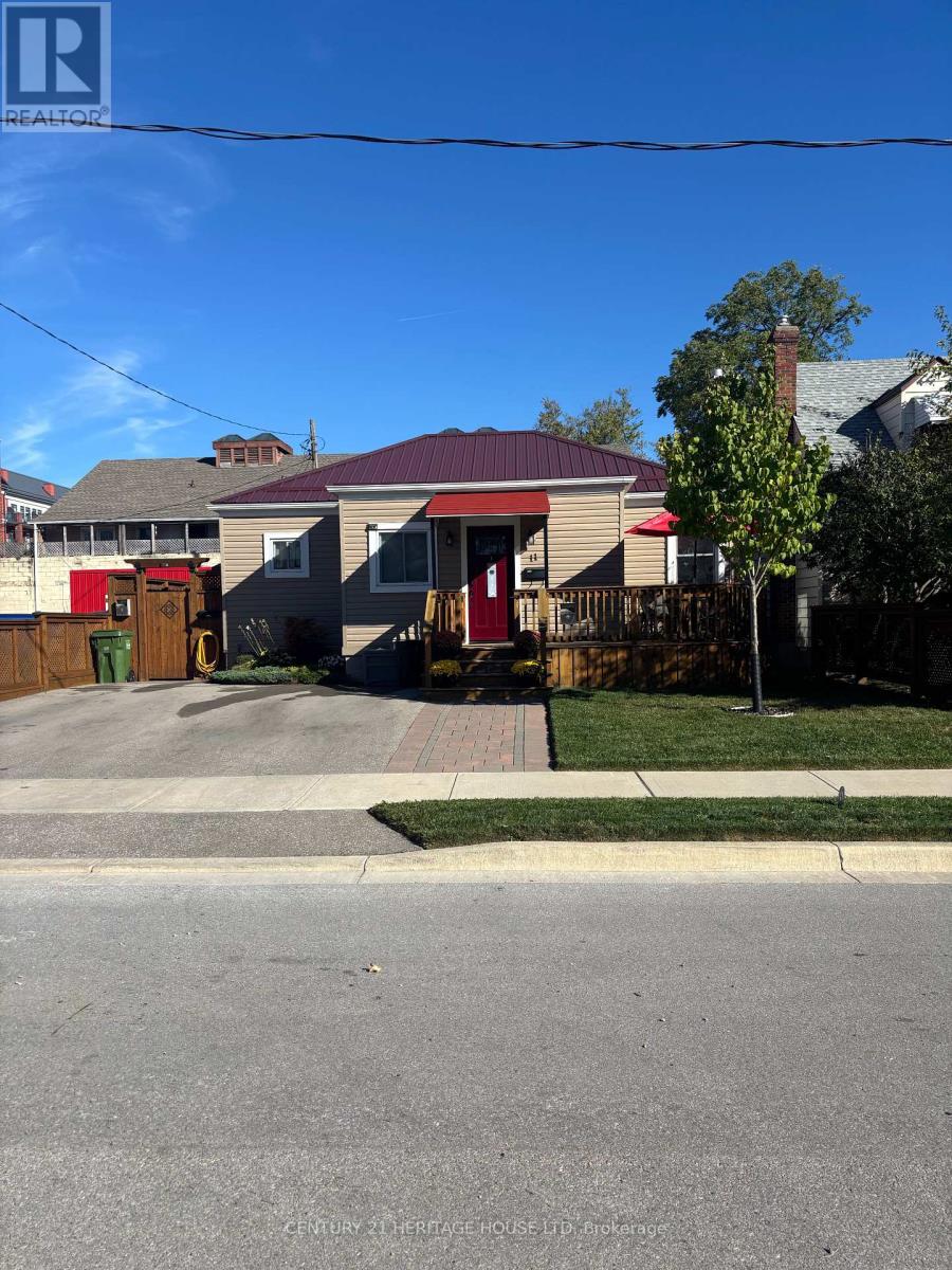 11 Barnes Street, St. Thomas, Ontario  N5R 2V3 - Photo 1 - X12440050