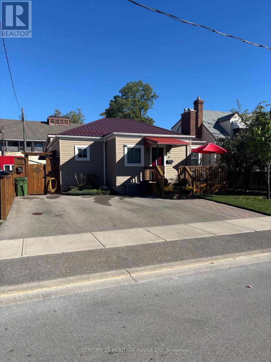 11 Barnes Street, St. Thomas, Ontario  N5R 2V3 - Photo 2 - X12440050