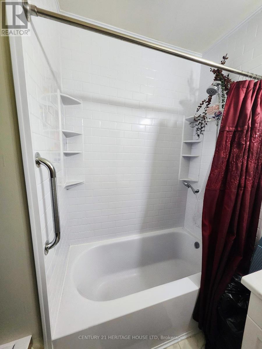 11 Barnes Street, St. Thomas, Ontario  N5R 2V3 - Photo 23 - X12440050