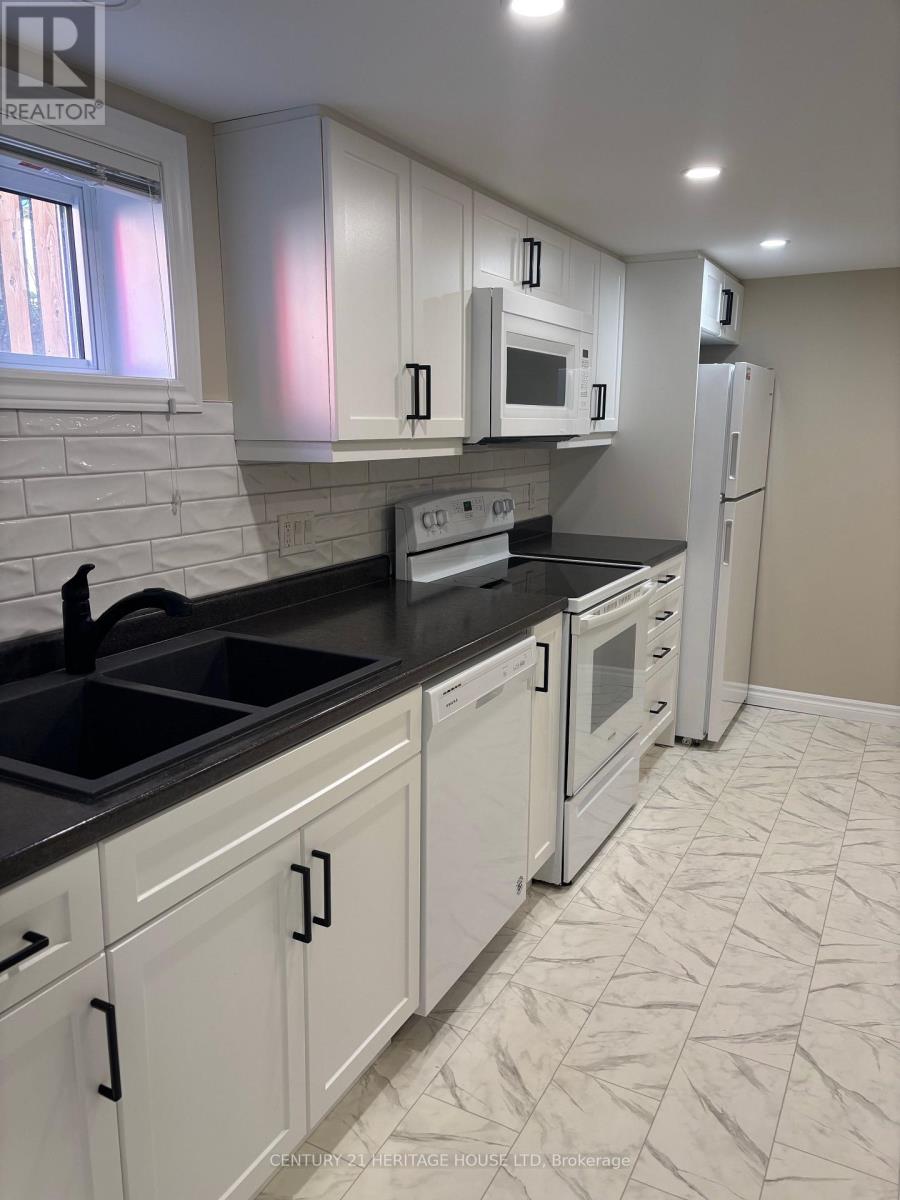 11 Barnes Street, St. Thomas, Ontario  N5R 2V3 - Photo 6 - X12440050