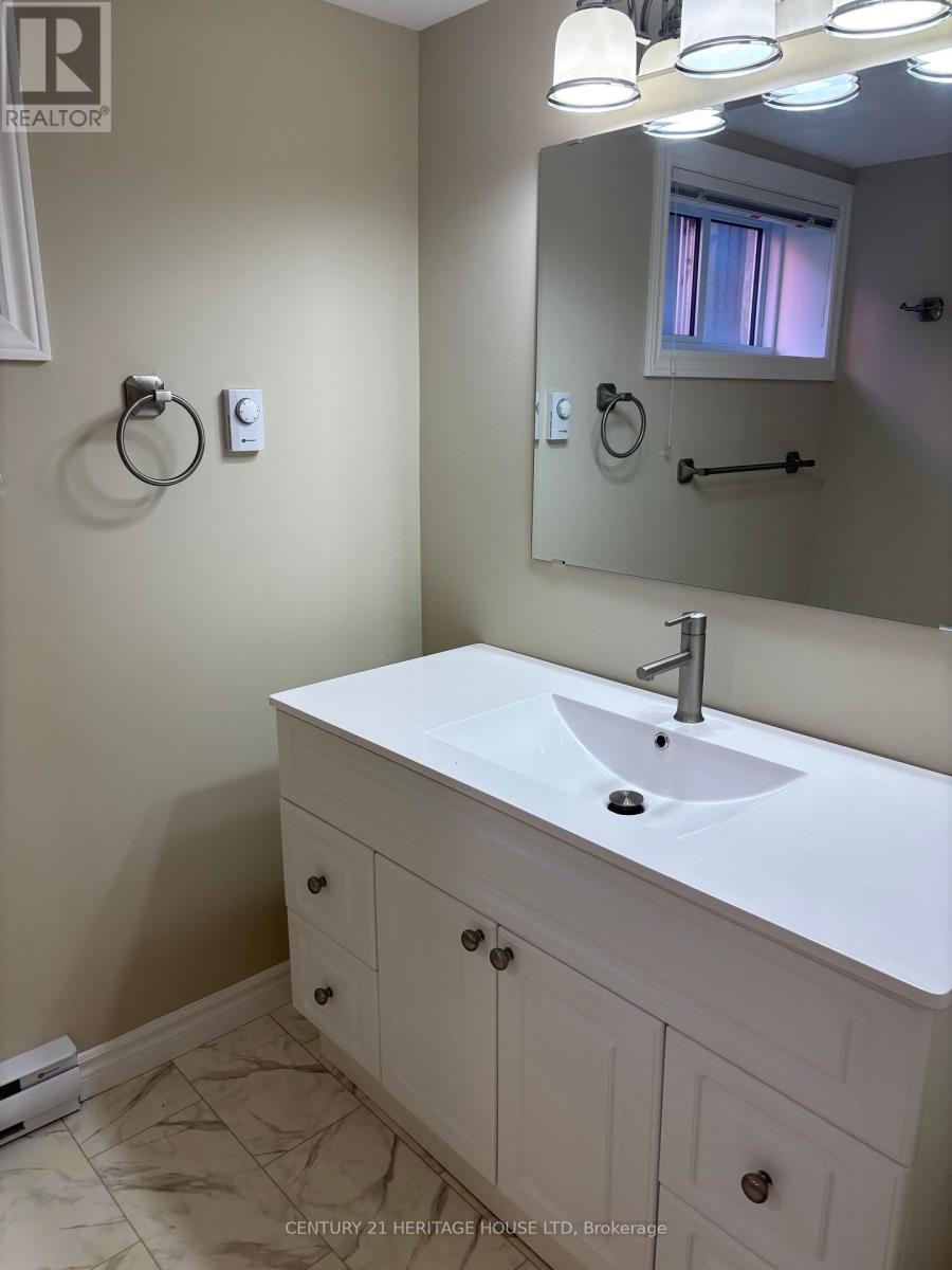 11 Barnes Street, St. Thomas, Ontario  N5R 2V3 - Photo 7 - X12440050