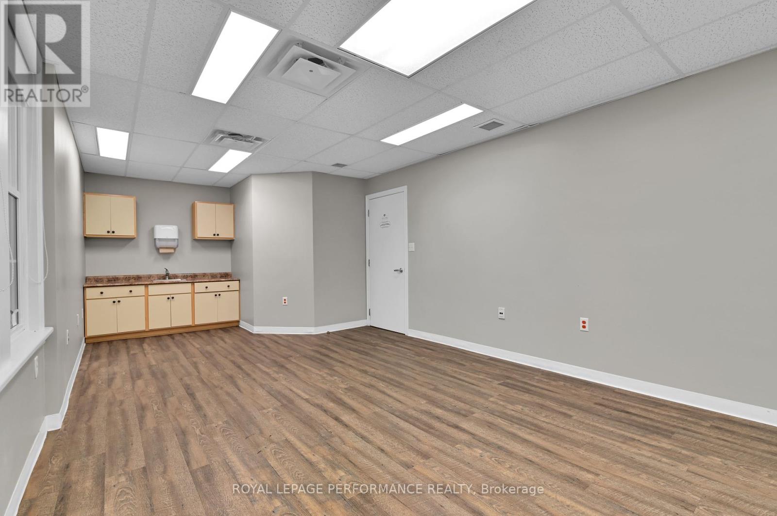 117 First Street E, Cornwall, Ontario  K6H 1K8 - Photo 11 - X12440056