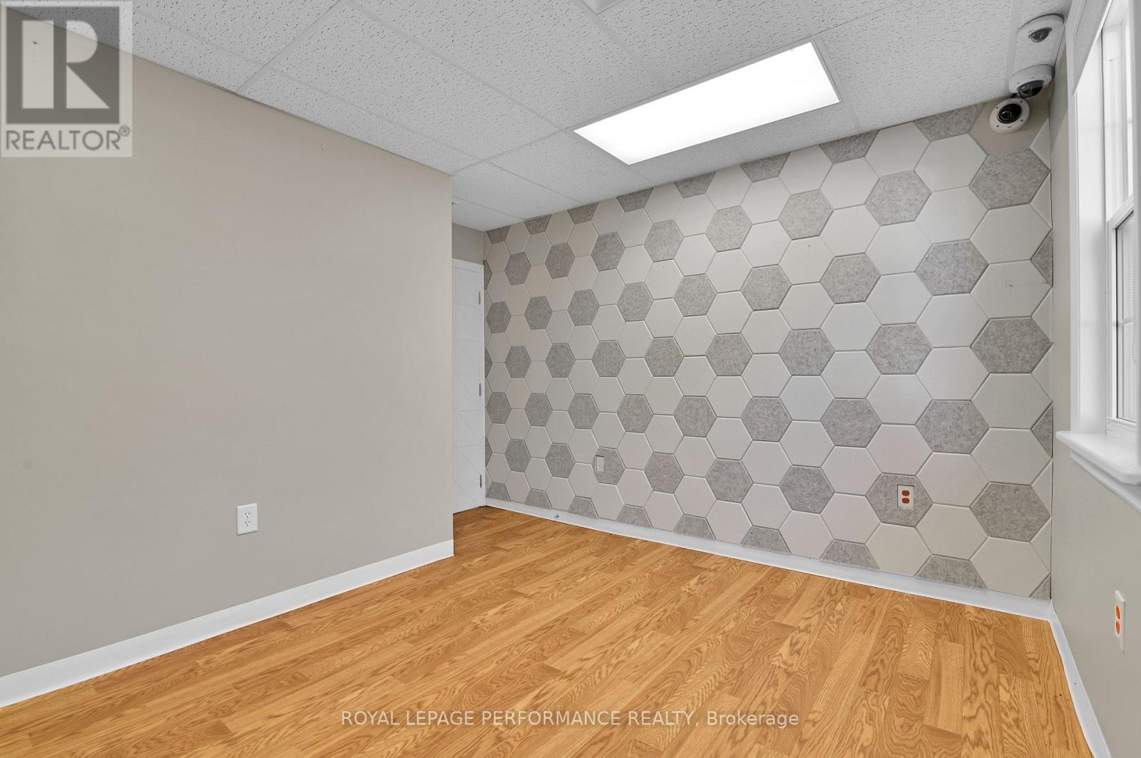117 First Street E, Cornwall, Ontario  K6H 1K8 - Photo 14 - X12440056