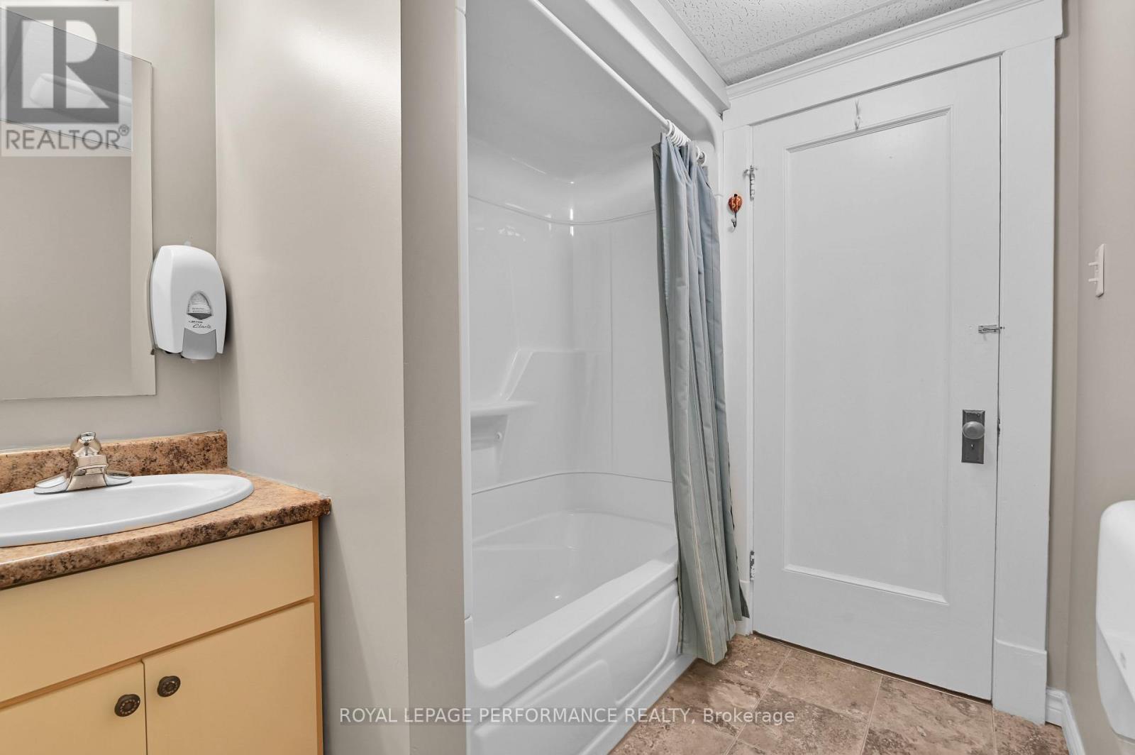117 First Street E, Cornwall, Ontario  K6H 1K8 - Photo 23 - X12440056