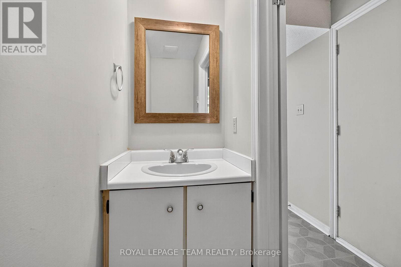 11 Peary Way, Ottawa, Ontario  K2L 1Z9 - Photo 10 - X12440093