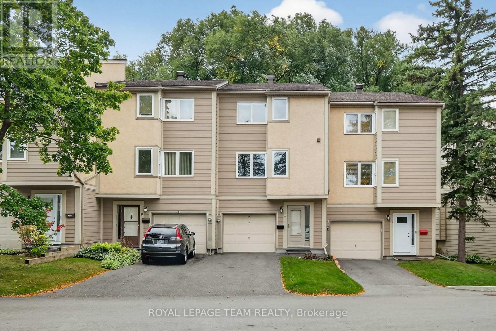 11 Peary Way, Ottawa, Ontario  K2L 1Z9 - Photo 2 - X12440093