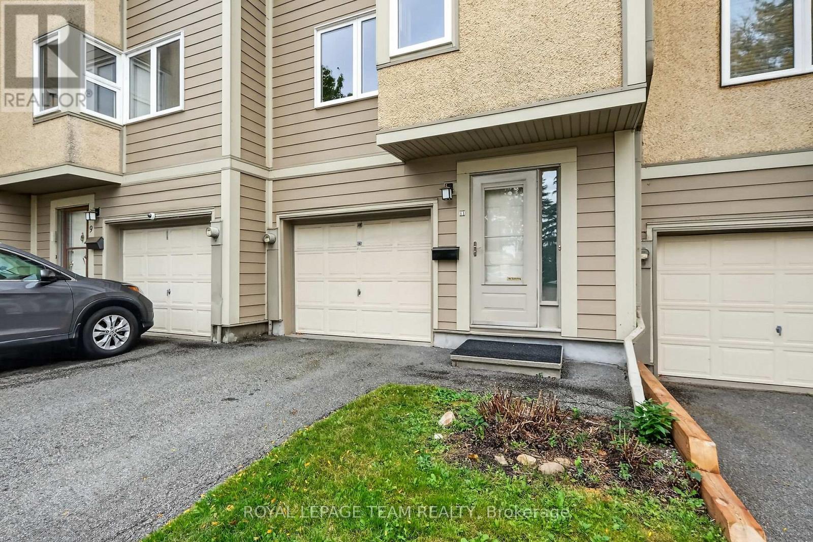 11 Peary Way, Ottawa, Ontario  K2L 1Z9 - Photo 4 - X12440093
