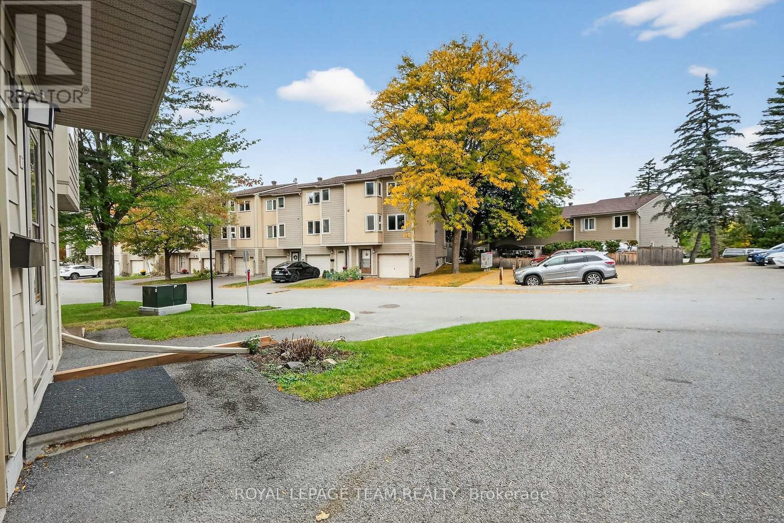 11 Peary Way, Ottawa, Ontario  K2L 1Z9 - Photo 5 - X12440093